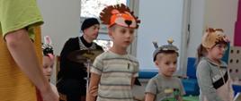 Trwa spektakl - dzieci oglądają, biorą w nim aktywny udział
