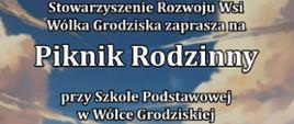 białe litery na tle nieba z białymi chmurami o zachodzie słońca 