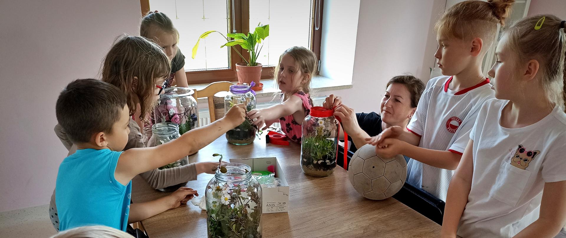 uczestnicy zajęć podczas wykonywania prezentów dla mam