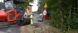 prace budowlane przy przebudowie drogi gminnej w miejscowości Rzeczyca-Kolonia, poprzez utwardzenie betonem asfaltowym.