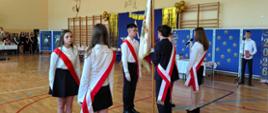 Przekazanie pocztu sztandarowego młodszym kolegom z klasy 7