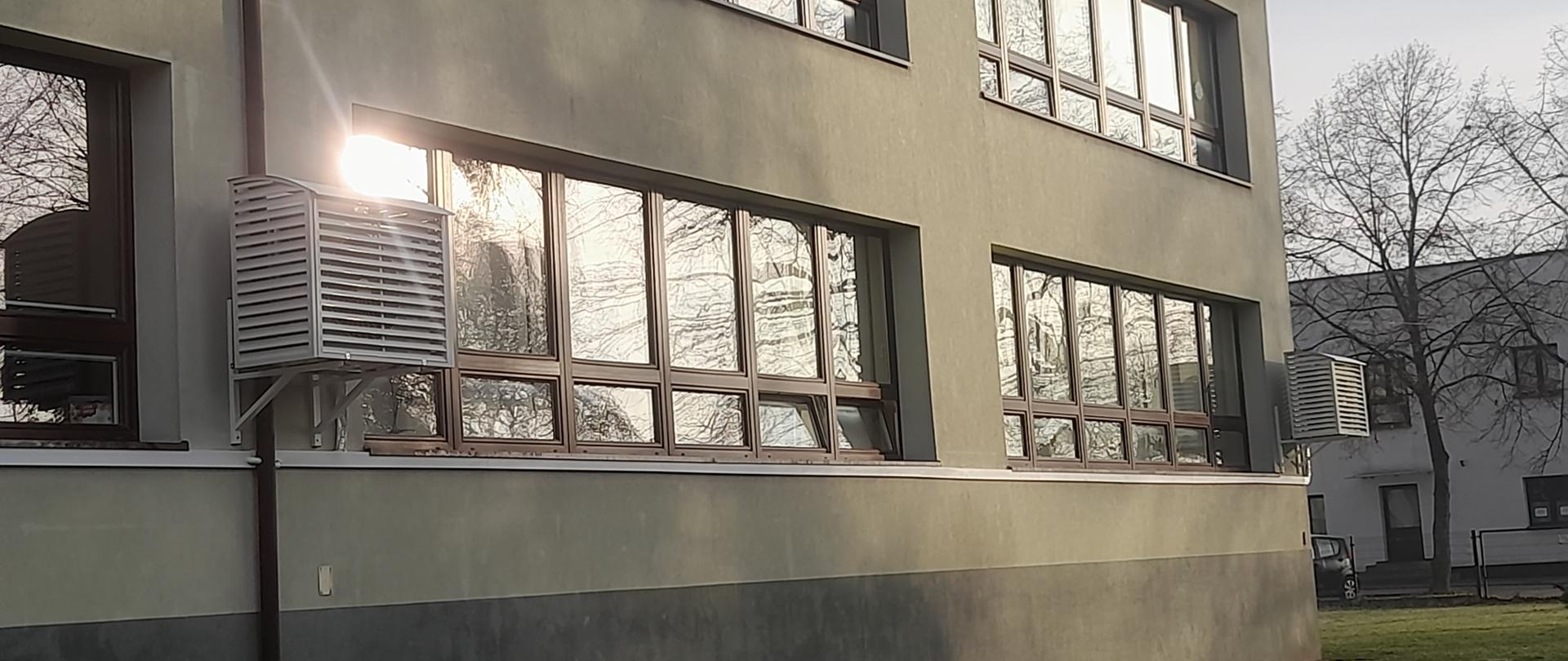 Klimatyzatory na elewacji budynku