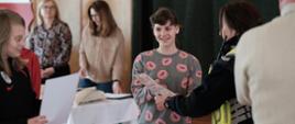 Moment wręczenia dyplomów, nagród i pucharów