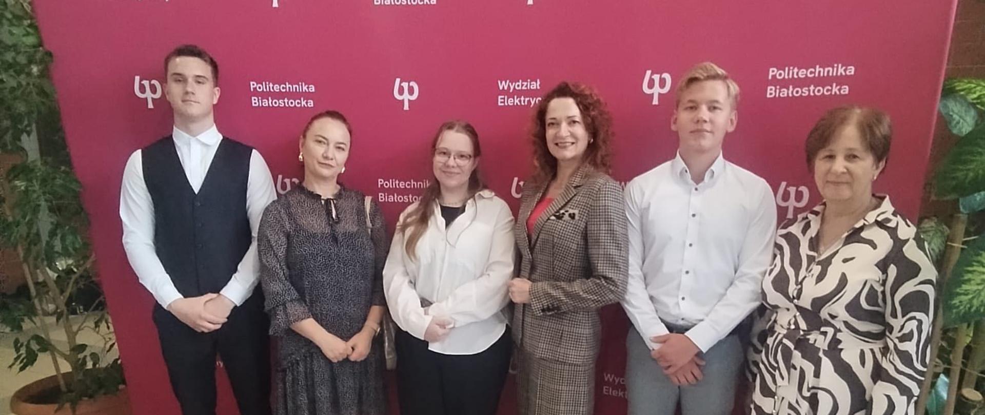 Reprezentacja ZSZ pozuje do zdjęcia wraz z Rektorem Politechniki oraz Naczelnikiem Wydziału Spraw Społecznych Starostwa Powiatowego