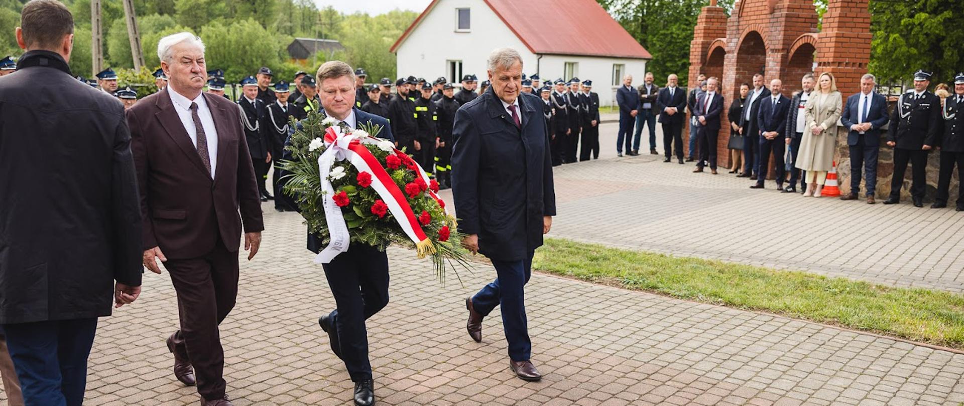 Pod pomnikiem św. Floriana starosta bielski Sławomir Jerzy Snarski złożył wiązankę kwiatów wspólnie z wicemarszałkiem województwa podlaskiego Markiem Malinowskim i wójtem gminy Bielsk Podlaski Walentym Koryckim 