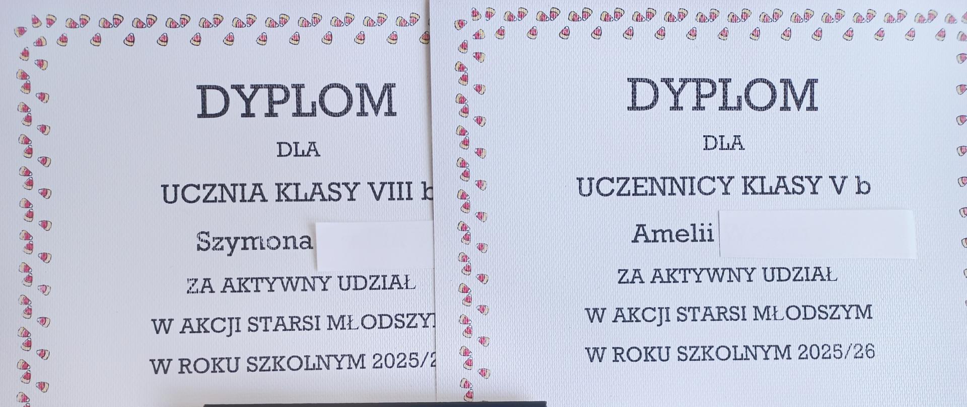 W tle dwa dyplomy, mają dookoła ramkę, czarne napisy i grafikę książek. W prawym dolnym rogu dwie karty podarunkowe. Są czarno-żółte.