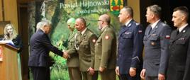 Moment wręczenia pamiątkowych statuetek