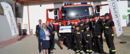 Zdjęcie przedstawiające Władze Urzędu przekazującego samochód bojowy dla strażaków z Sieniawy