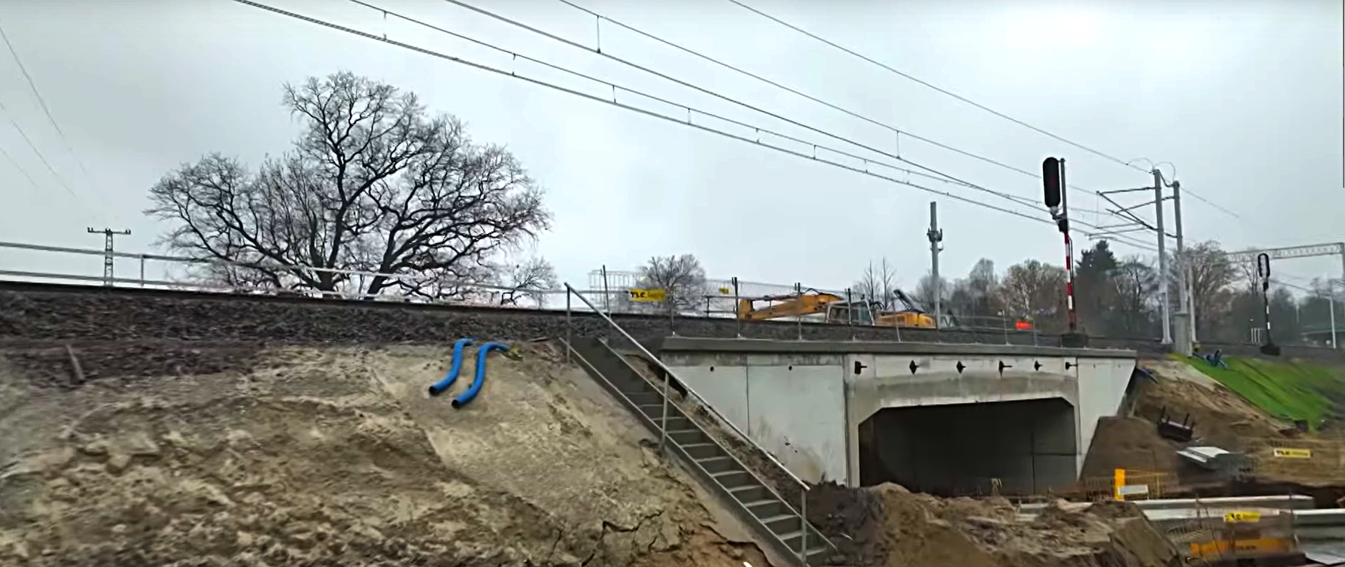 Betonowy most kolejowy nad małą rzeką