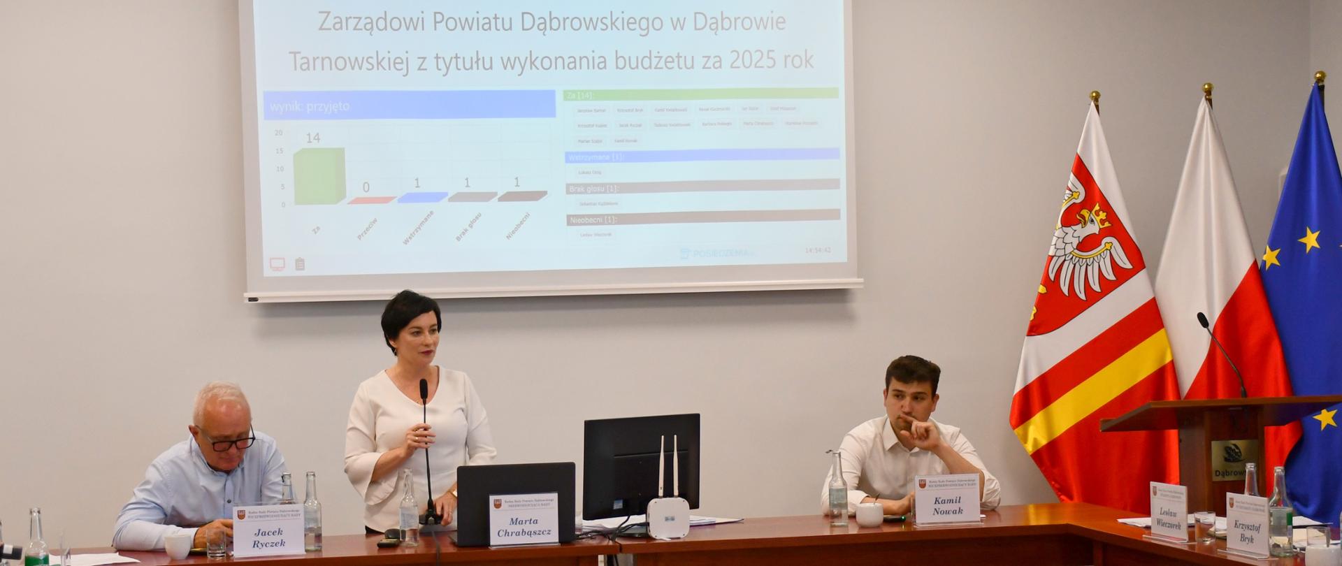 Przewodnicząca wraz z Wiceprzewodniczącymi podczas obrad