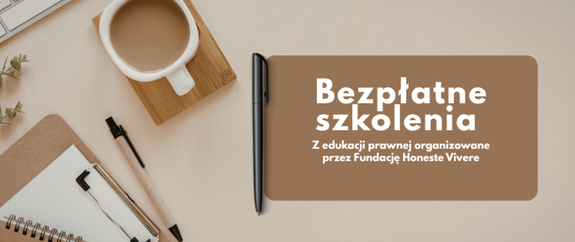 Na zdjęciu widać kubek kawy, notatnik, komputer oraz napis informujący o bezpłatnym szkoleniu