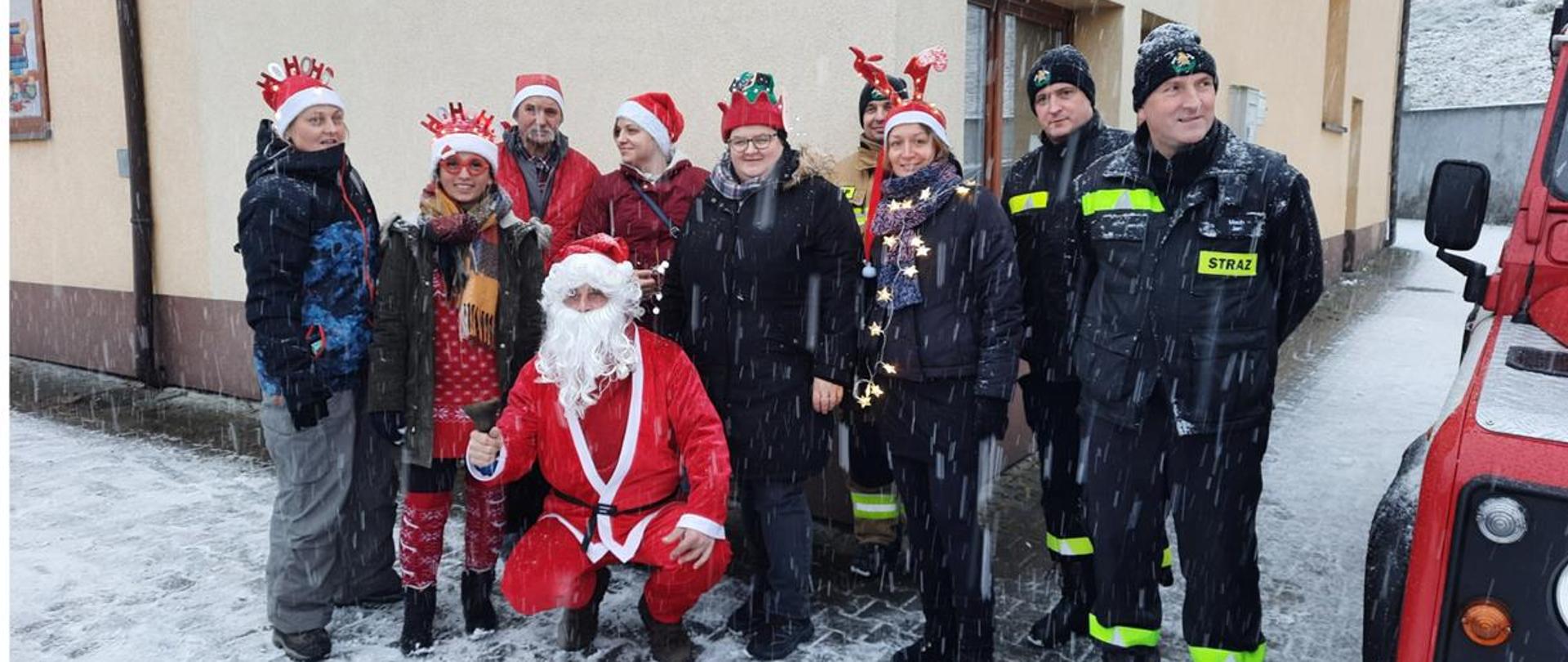 „Jest taki jeden grudniowy dzień… - Święty Mikołaj znów zawitał w Rokicinach Podhalańskich”- drużyna Mikołaja gotowa do wyjazdu.