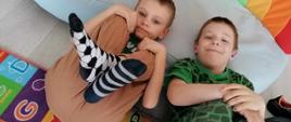 Małe Rysie prezentują kolorowe skarpetki