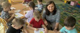 Dzieci w trakcie prac - kolorują emotikony przedstawiające emocje