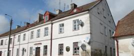 Kamienica przy Piłsudskiego 25 naprzeciw synagogi