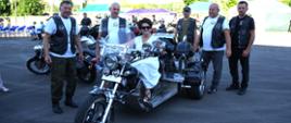 10. Prezentacja motocykli przez członków „Czarnej Floty” wraz z motocyklistami, na czele z Wójtem Gminy – P. Jolantą Orman.
