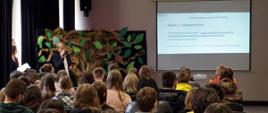 Na auli Zespołu Szkół nr 2 w Kraśniku Pani Dyrektor Grażyna Jach prezentuje ofertę edukacyjną. Naprzeciwko w ławkach siedzą uczniowie, zainteresowani nauką w Zespole.
