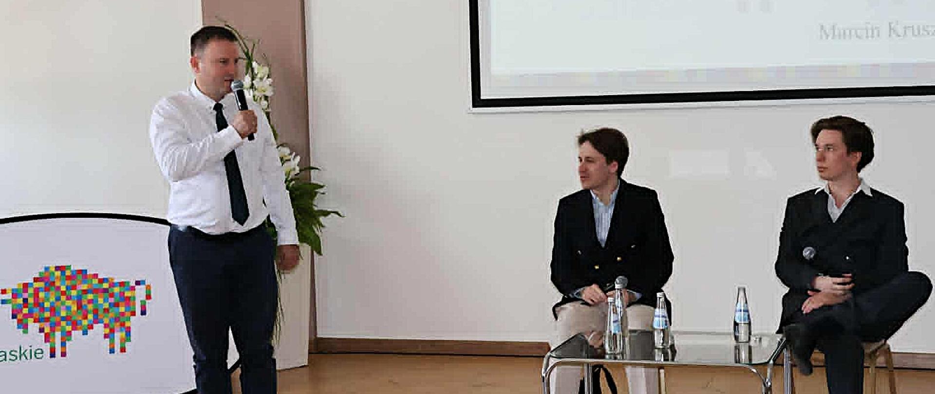 Spotkanie uczniów bielskich szkół ponadpodstawowych z prawnikiem i twórcą internetowym znanym młodzieży z działalności pod nazwą „Prawo Marcina”