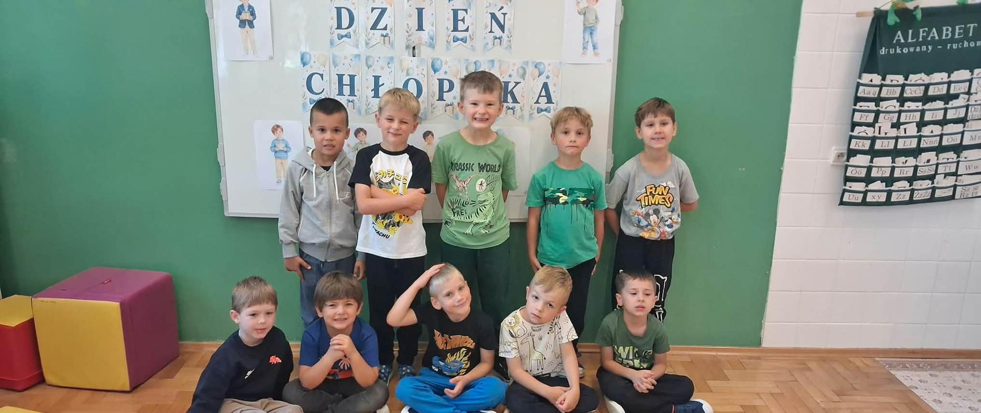 Chłopcy świętują Dzień Chłopaka.