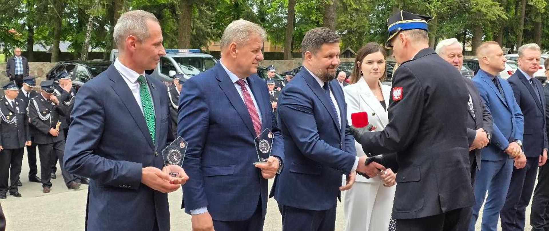 Starosta bielski Sławomir Jerzy Snarski otrzymał statuetkę w podziękowaniu za wspieranie strażaków (fot. Michał Gąsowski Wicewojewoda Podlaski)