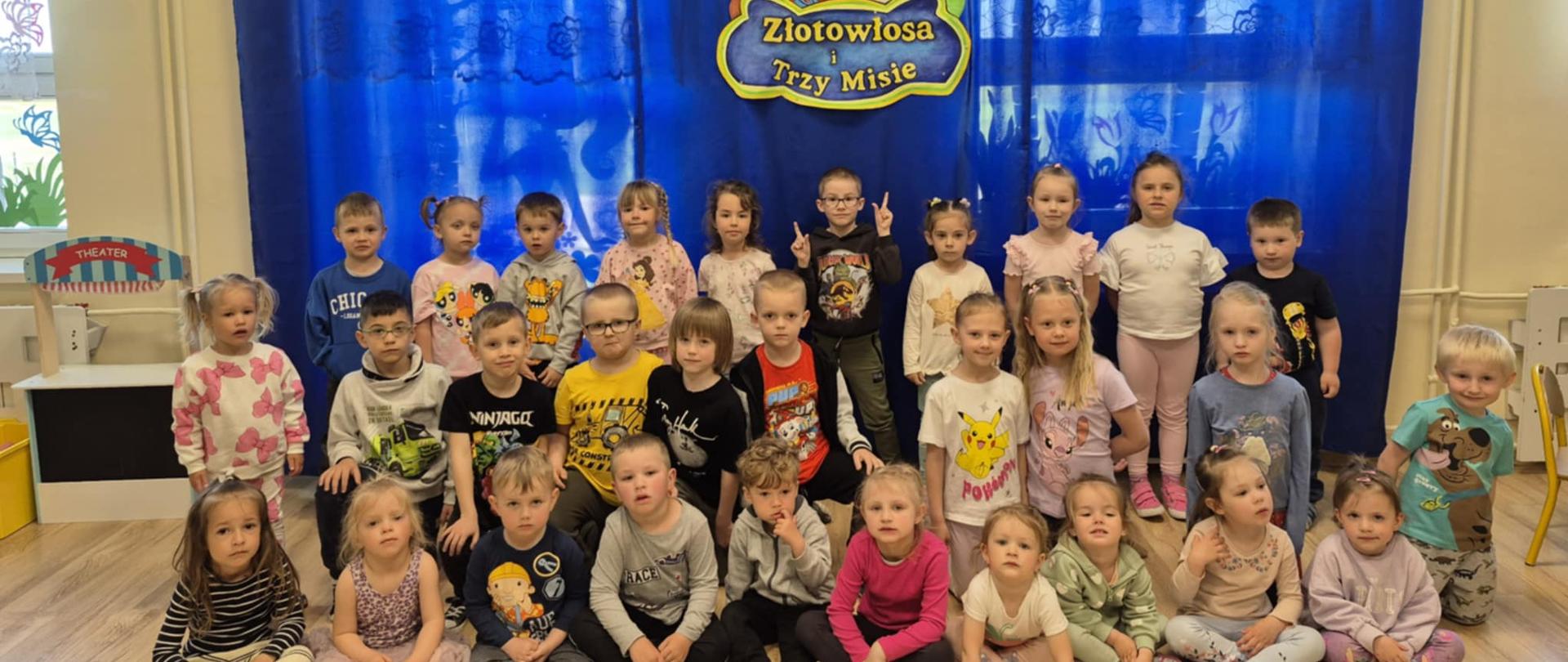 Pamiątkowe zdjęcie dzieci biorących udział w zajęciach "Złotowłosa i trzy misie"