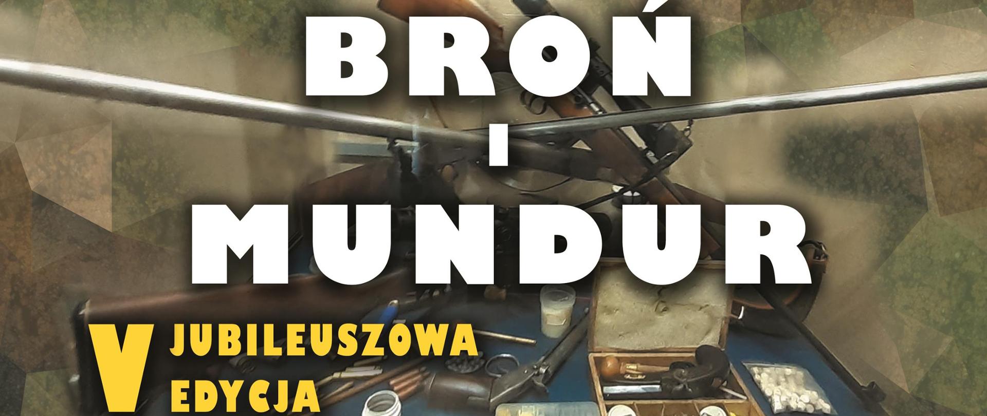 białymi literami napisane broń i mundur, pod spodem żółtymi V jubileuszowa wystawa, w tle zdjęcie różnego rodzaju broni 