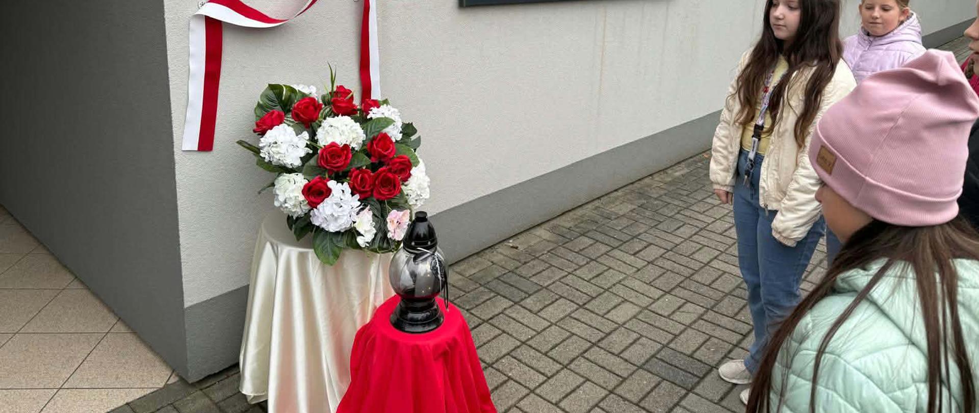 Złożenie kwiatów przy tablicy pamiątkowej 
