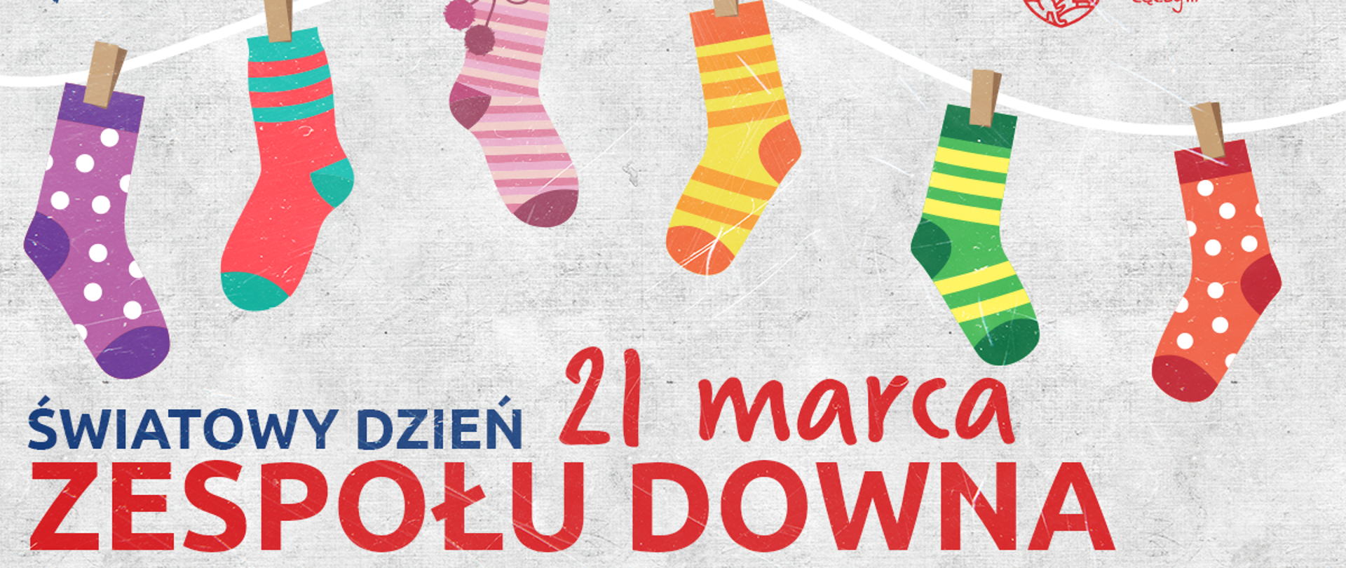 Plakat, na którym kolorowe skarpetki wiszą na sznurki i to informuje o Światowym Dniu Zespołu Downa, który przypada 21 marca