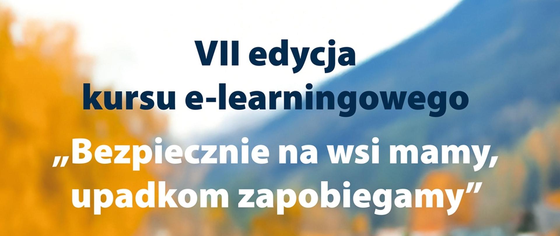 chłopiec w kolorowej kurtce z kaskiem na głowie uśmiechnięty trzyma w ręku rączkę od hulajnogi w tle aura jesienna