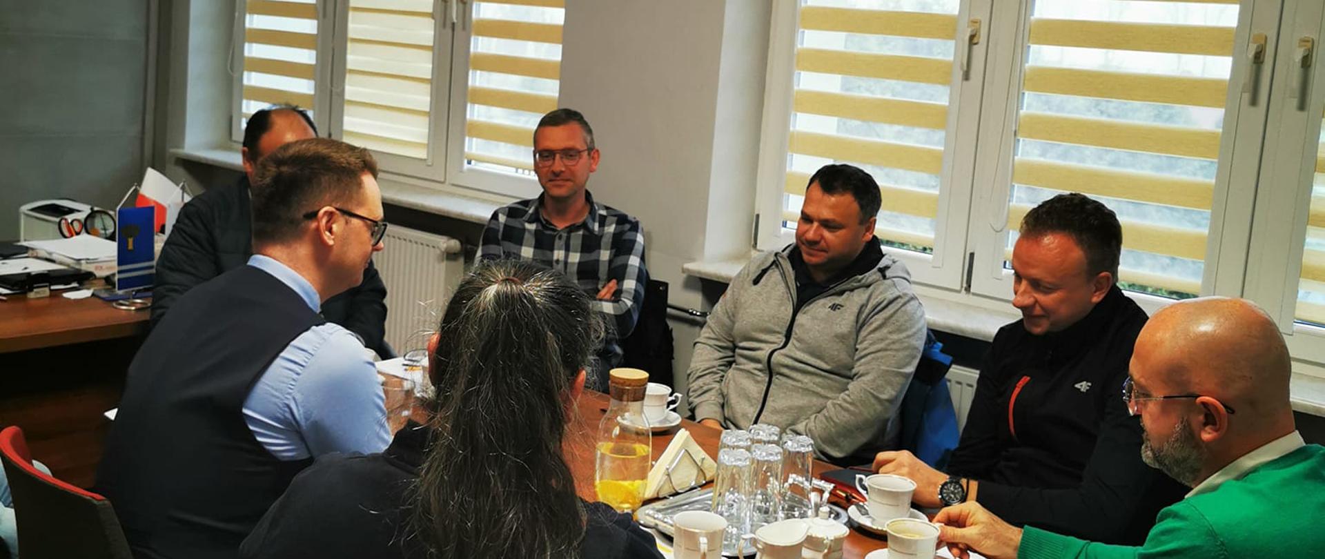 zdjęcie przedstawia przedstawicieli firmy wykonującej inwestycje, pracowników firmy projektowej, inspektorów nadzoru oraz przedstawicieli Gminy Wietrzychowice