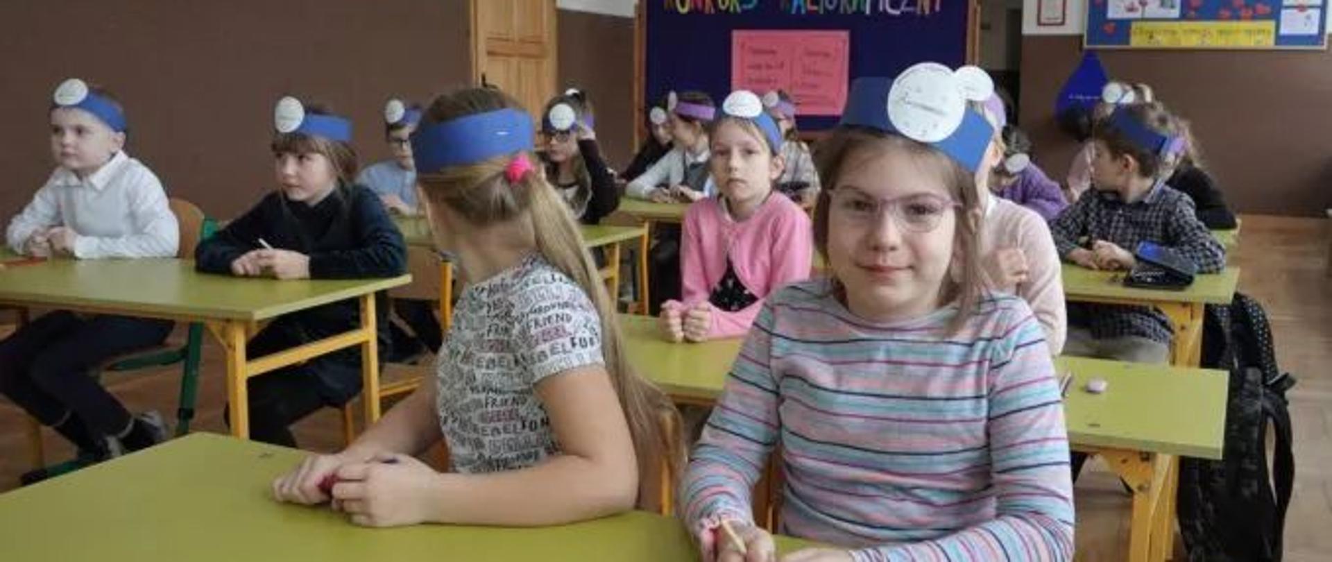 Szkolny apel. Podsumowanie konkursu kaligraficznego dla klas I-III