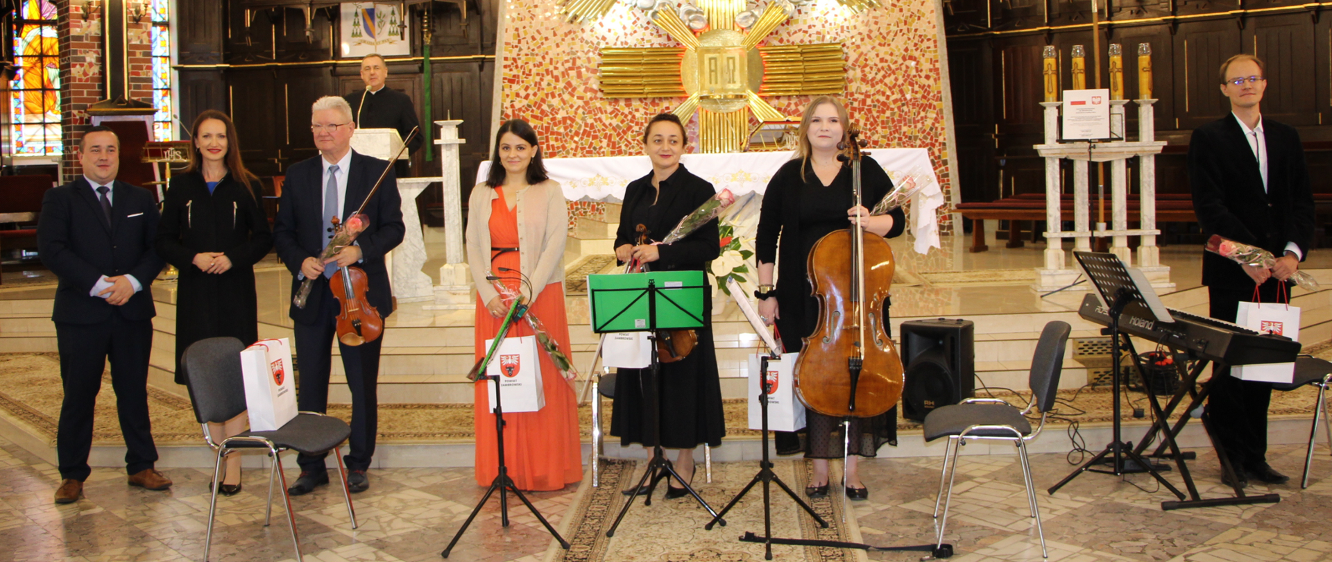 na zdjęciu wykonawcy XX Międzynarodowego Festiwalu Kameralistyki „Sacrum et Musica”, na zdjęciu znajdują się również starosta zambrowski i radny powiatu zambrowskiego