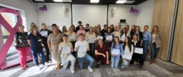 Młodzi edukatorzy pozują z certyfikatami
