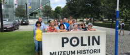 Uczestnicy wycieczki pozują przy wejściu do POLIN Muzeum Historii