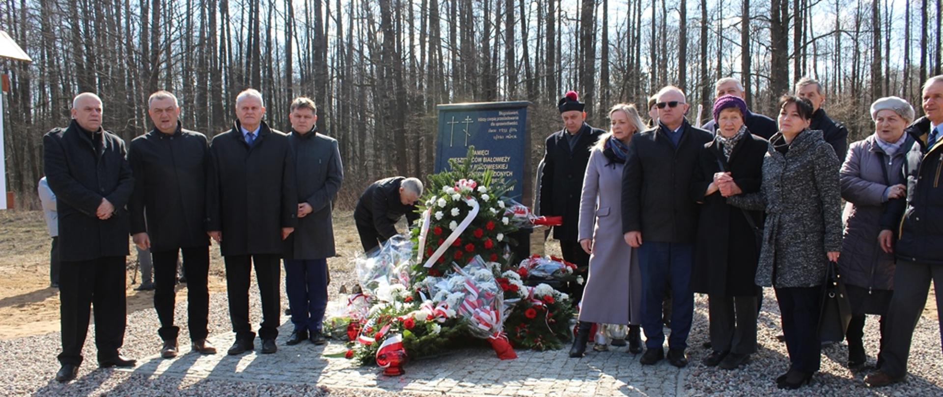 Pamiątkowe zdjęcie samorządowców zaangażowanych w postawnie pomnika oraz Sybiraków
