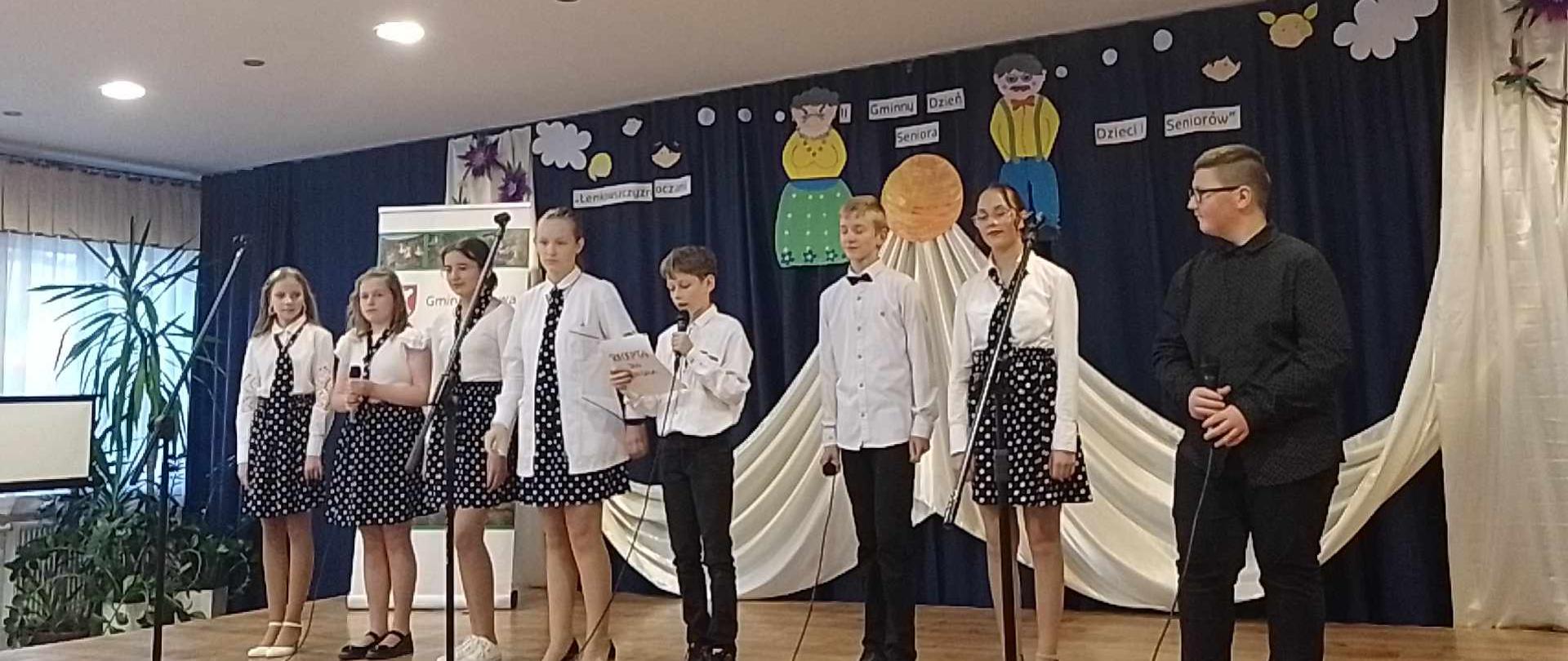 Na scenie uczniowie szkoły reprezentujący szkołę na tym wydarzeniu.