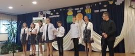 Na scenie uczniowie reprezentujący szkołę