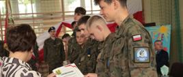 Moment wręczenia podziękowań laureatom
