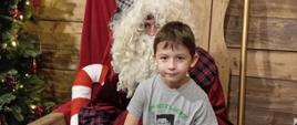 Dzieci pozują do zdjęcia z mężczyzną przebranym za Mikołaja