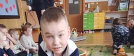 Dzieci w trakcie ćwiczeń na ścieżce sensorycznej