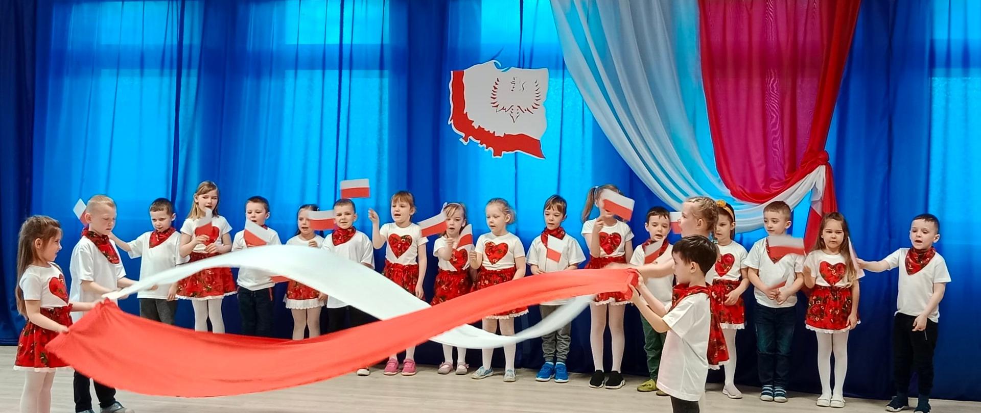 Dzieci z biało czerwonymi flagami