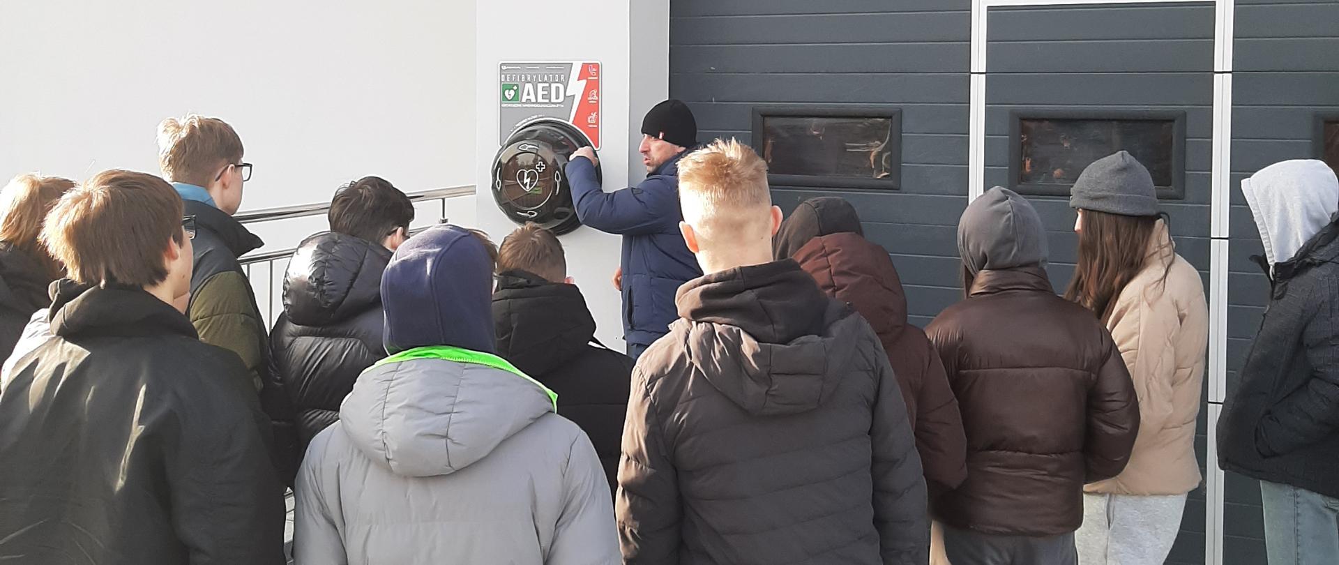 Poznajemy działanie defibrylatora AED