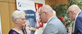 Moment wręczenia odznaki „Za Zasługi dla Ochrony Zdrowia”