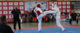 Jedna z walk podczas Otwartych Mistrzostw Polskiej Federacji Karate Shinkyokushinkai w Nakle Śląskim