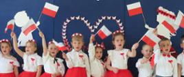 przedszkolaki podczas występów patriotycznych zorganizowanych o okazji konstytucji 3 maja