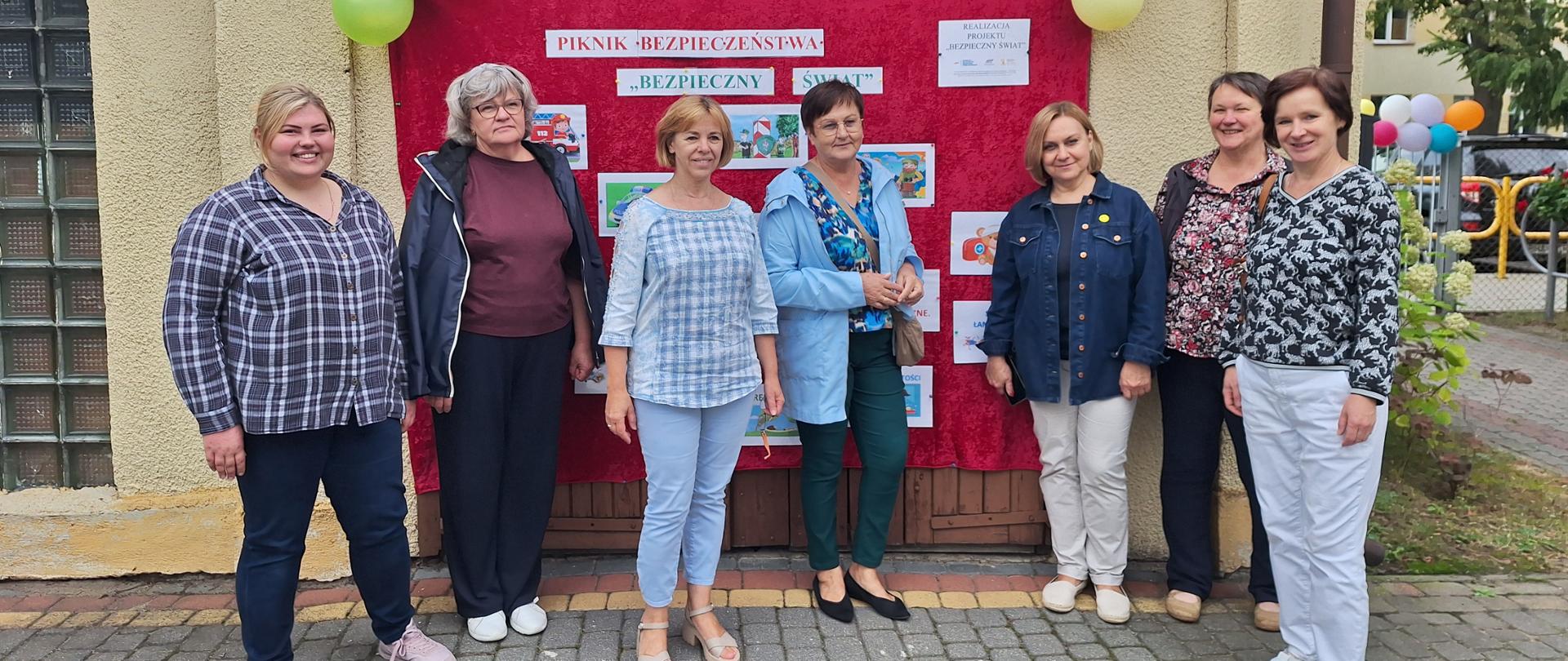 Przedstawiciele organizatora pozują do zdjęcia