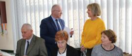 Starosta Hajnowski wręcza nominację członkom Powiatowej Społecznej Rady 
