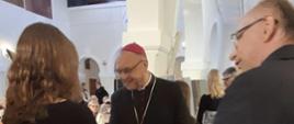 Kinga przyjmuje gratulacje za swoją pracę artystyczną od biskupa