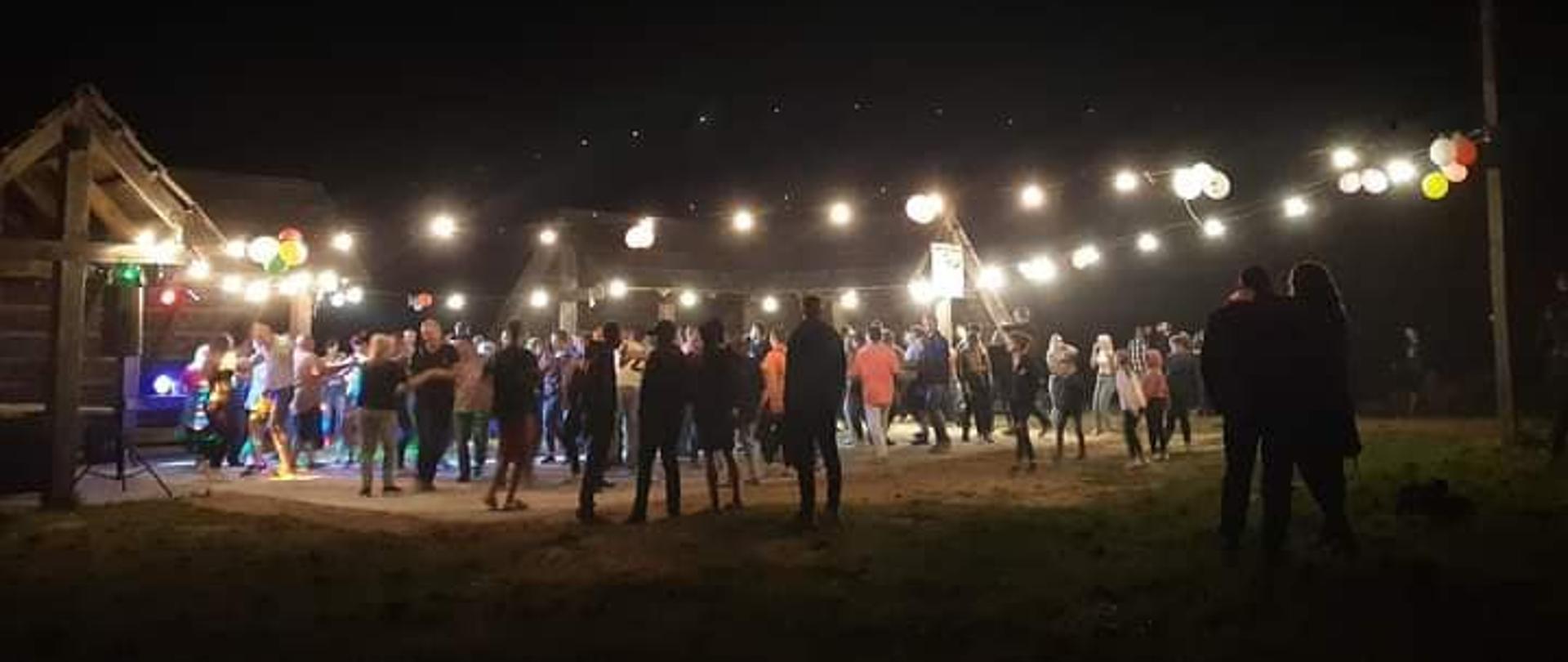 Zdjęcie tańczących ludzi