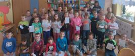 Uśmiechnięci uczniowie klas I-III